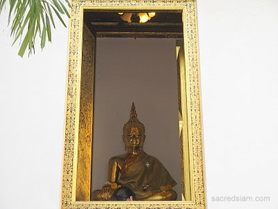 Wat Bowonniwet Luang Por Dam Buddha